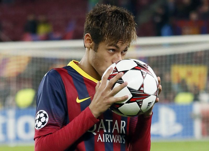 Neymar beija a bola em jogo do Barcelona: moral com o chefe. | Reuters/Gustau Nacarino