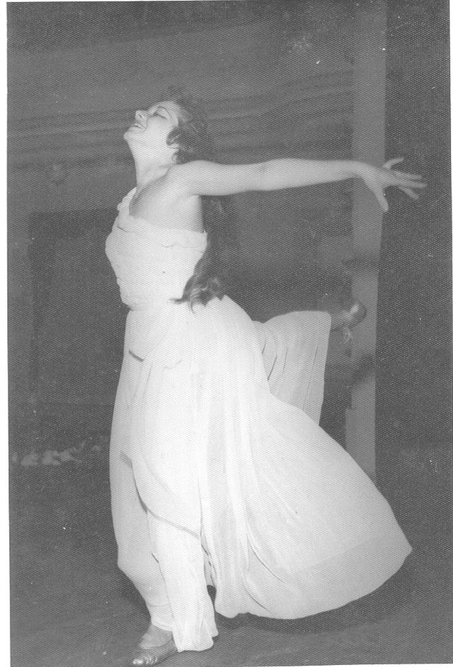 Milena Morozowicz em cena, na coreografia criada para a peça