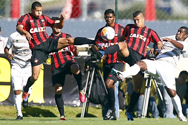 Bola disputada na partida entre Atlético e J.Malucelli |