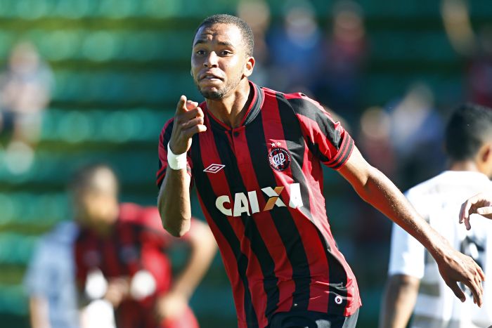 Hernani comemora o primeiro gol do Atlético diante do Jotinha | Albari Rosa / Gazeta do Povo