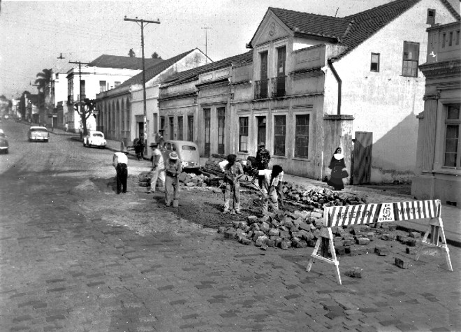 Um conserto nos paralelepípedos da Rua Emiliano Perneta, em 1963, deixa o pavimento sem defeitos que atrapalhem o trânsito | 