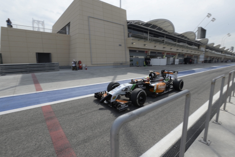 O mexicano Sergio Pérez, da Force India, se manteve pelo segundo dia seguido o mais rápido na pista de Sakhir | Mazen Mahdi/ EFE