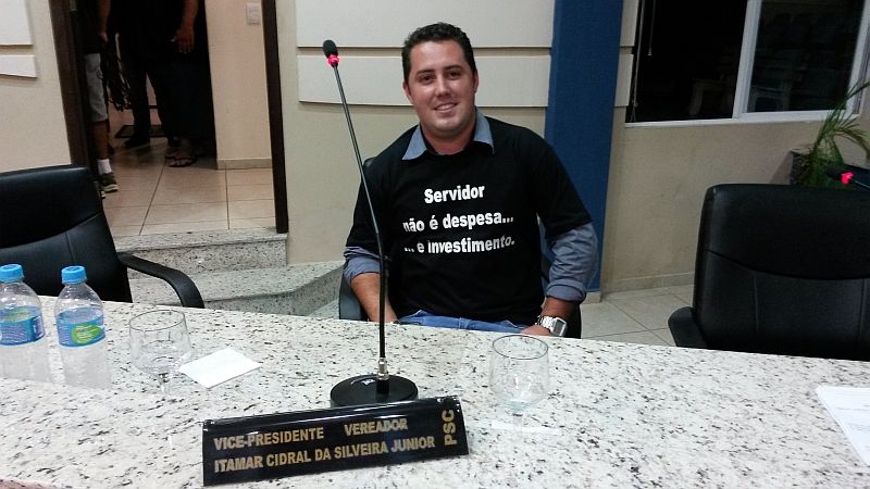 O vereador Itamar Junior, autor da proposta, vestiu camiseta com a justificativa do seu projeto. Folga no dia do aniversário "valoriza o servidor" | Arquivo pessoal/Itamar Junior