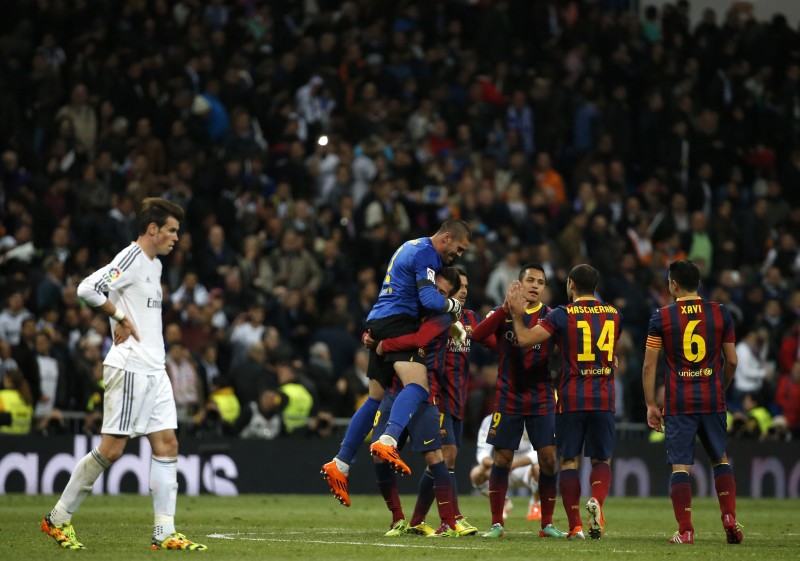 Jogadores do Barcelona comemoram a vitória no superclássico diante de Gareth Bale, do Real Madrid. | Reuters/Paul Hanna