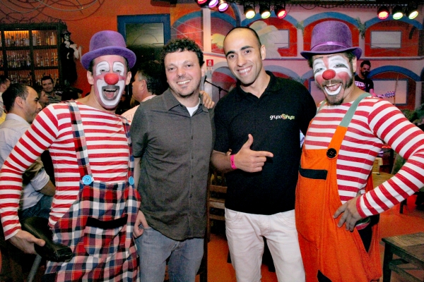 Leandro Knopfholz (de camisa escura, à esq.), idealizador do Festival de Teatro de Curitiba, prestigiou o coquetel de lançamento da edição 2014 do Arte Magic Hype, projeto cultural dirigido por Marcos Mottin (ao seu lado), do Grupo Hype. O evento, na última terça-feira, reuniu empresários e artistas no bar e restaurante Zapata do Batel | Roberto Grube