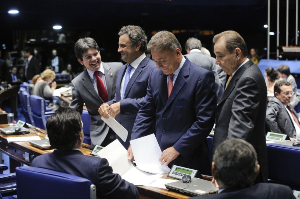 Senadores Randolfe Rodrigues (PSOL-AP), Aécio Neves (PSDB-MG), Alvaro Dias (PSDB-PR) e José Agripino (DEM-RN) durante sessão do Senado nesta quarta, quando os integrantes da oposição anunciaram terem o número de assinaturas para criar a CPI da Petrobras | Pedro França / Agência Senado