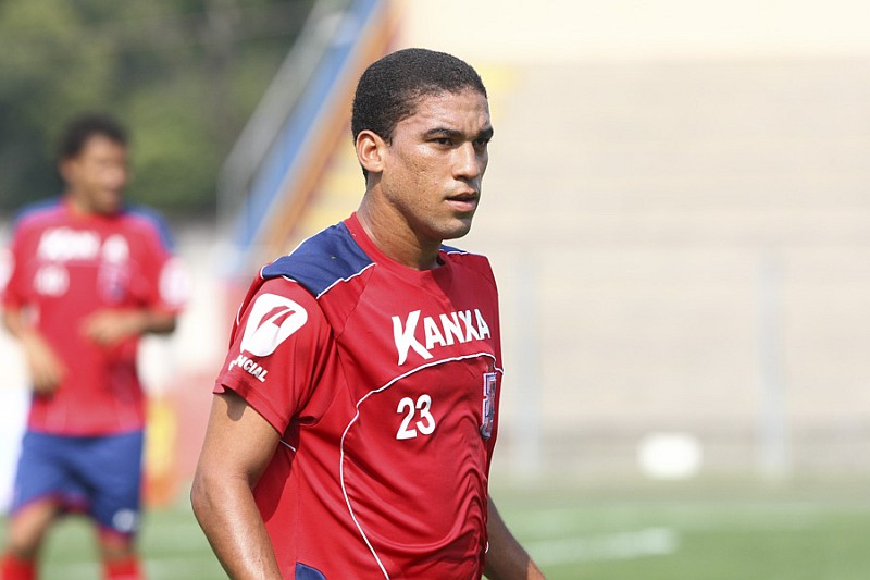O lateral-direito Toty é um dos jogadores que fazem parte do listão de dispensas do Paraná | André Rodrigues / Gazeta do Povo