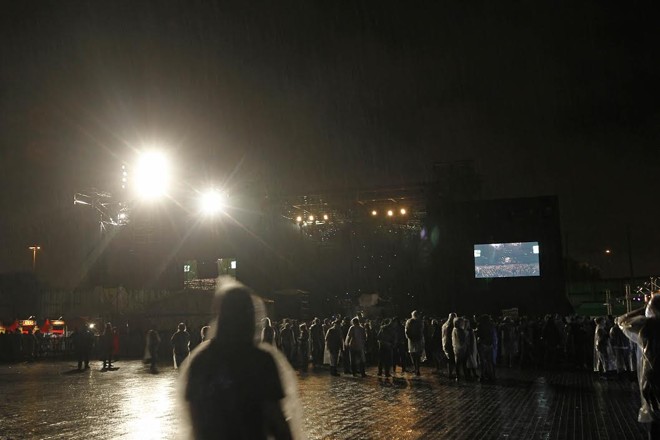 Público assiste ao show de abertura da banda Motorocker |