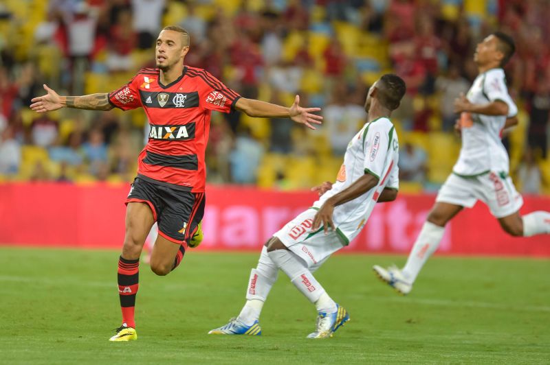 Paulinho comemora um dos gols do Flamengo diante da Cabofriense. Vaga para a final está encaminhada | Celso Pupo / Fotoarena / Folhapress