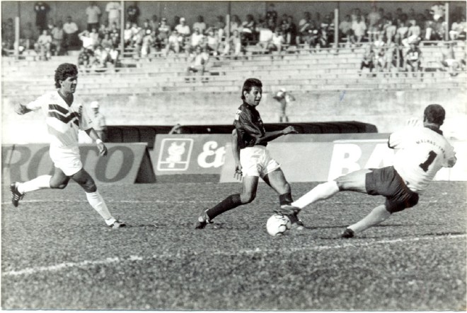 Marco Antônio tira do goleiro para marcar |