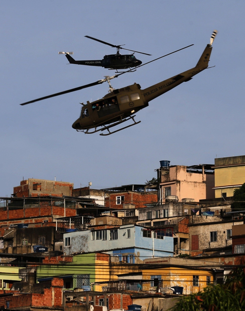 A operação de ocupação contou com a ajuda de tanques e também helicópteros das polícias do Rio e do Exército | Sergio Moraes/ Reuters