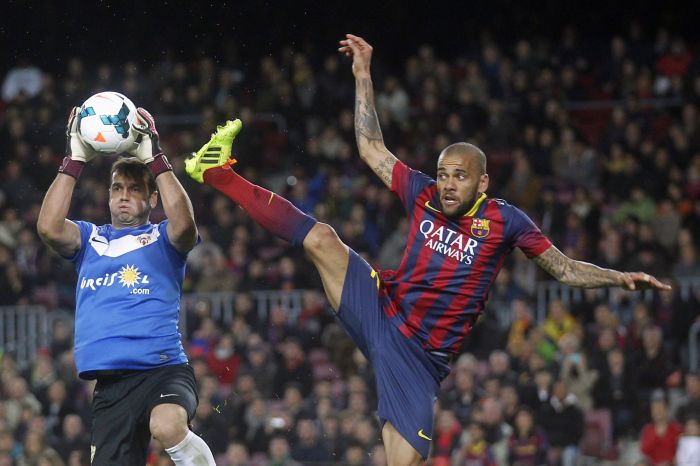 Brasileiro Daniel Alves disputa bola com goleiro Esteban Suarez na vitória do Barcelona sobre o Almería | Reuters