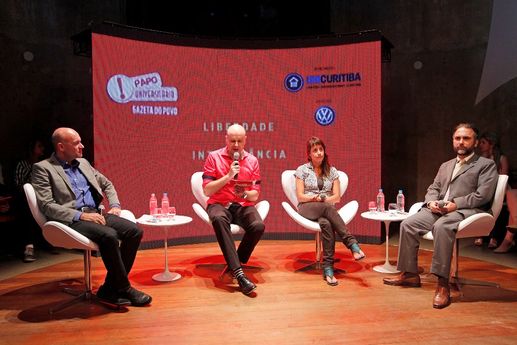 Jelson Oliveira, Luigi Poniwass, Anaterra Viana e Rodrigo Xavier Leonardo estiveram no centro do debate no Teatro Paiol. |