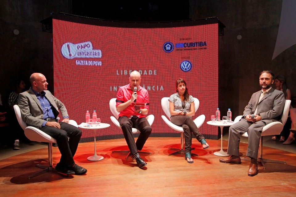 Jelson Oliveira, Luigi Poniwass, Anaterra Viana e Rodrigo Xavier Leonardo estiveram no centro do debate no Teatro Paiol. |