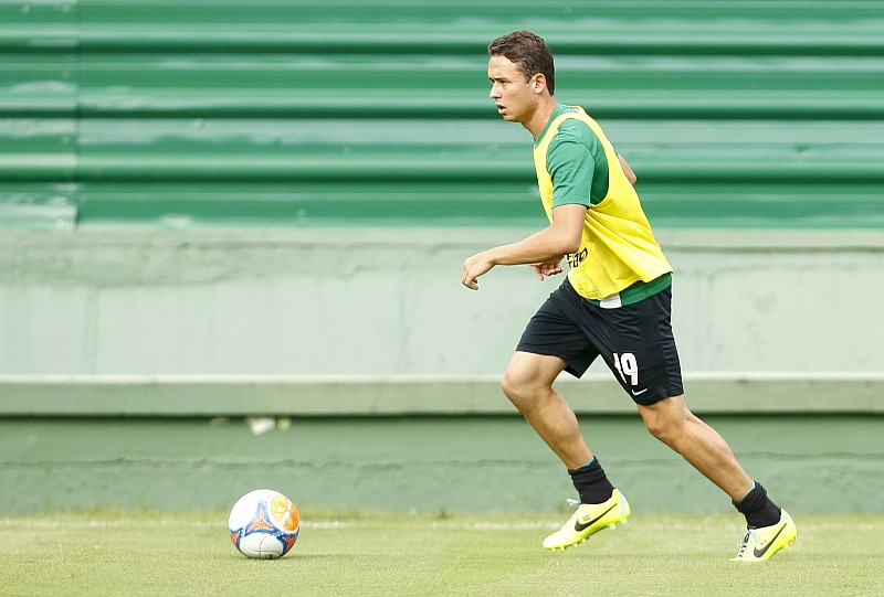 Keirrison, um dos jogadores com cláusula de direito de imagens, está com a negociação de incorporação fechada junto com uma renovação de contrato a ser anunciada nos próximos dias | Hugo Harada / Gazeta do Povo