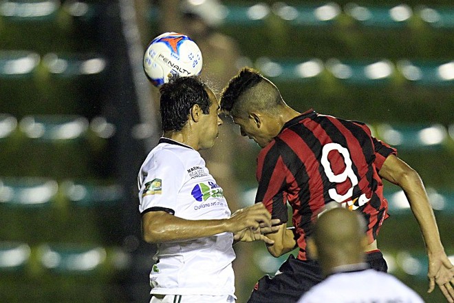Crislan afasta bola de cabeça no campo de defesa |