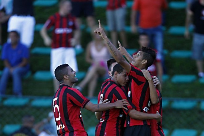 Crislan comemora o segundo gol do Atlético contra o J.Malucelli |