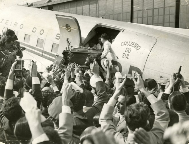 Caixão de Getúlio é colocado no avião que o levaria a São Borja (RS), onde está enterrado: suicídio deu sobrevida de dez anos ao seu projeto de nação | 