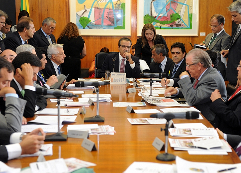 Reunião de líderes com o presidente da Câmara, Henrique Alves (PMDB-RN), ao centro: crise se alastrou na Câmara | J. Batista/ Câmara dos Deputados