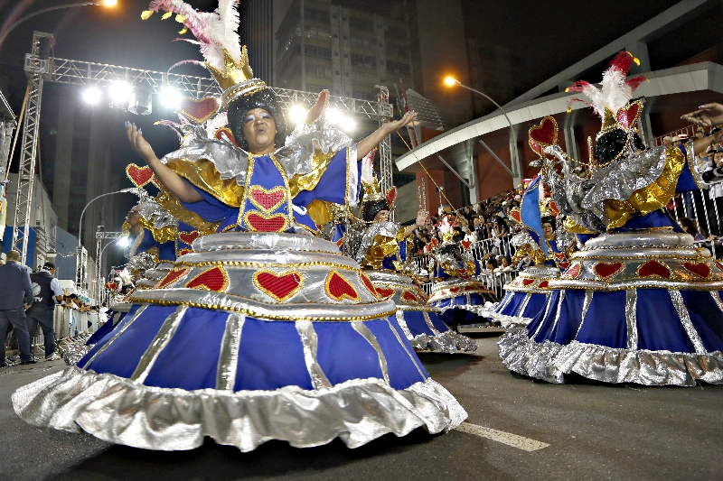 A ala das baianas da campeã Mocidade Azul fez uma homenagem à vilã Rainha de Copas | Henry Milleo/Gazeta do Povo
