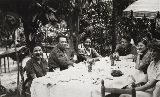 Frida e Diego Rivera com amigos, em 1945 | 