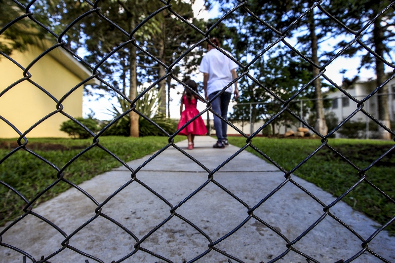 Maria Júlia * e a mãe deixam o presídio. A menina estava presa com a mãe desde os 3 dias de idade | Daniel Castellano/ Gazeta do Povo