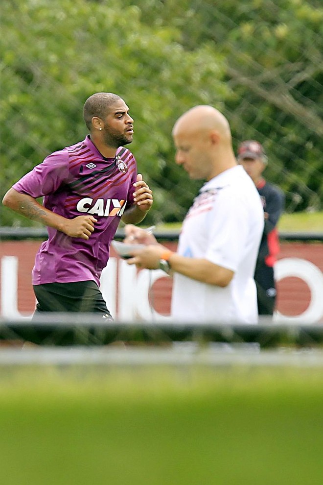 Adriano passou o Carnaval treinando o condicionamento físico no CT do Caju |