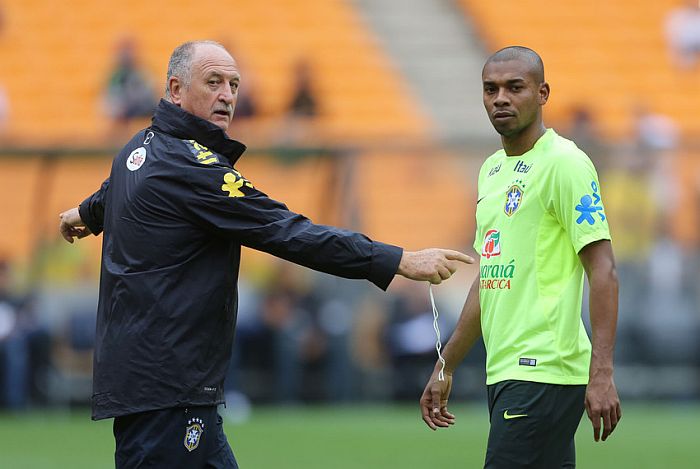 Felipão orienta Fernandinho no treino em Johannesburgo: paranaense será titular no amistoso com a África do Sul | Mowa Press