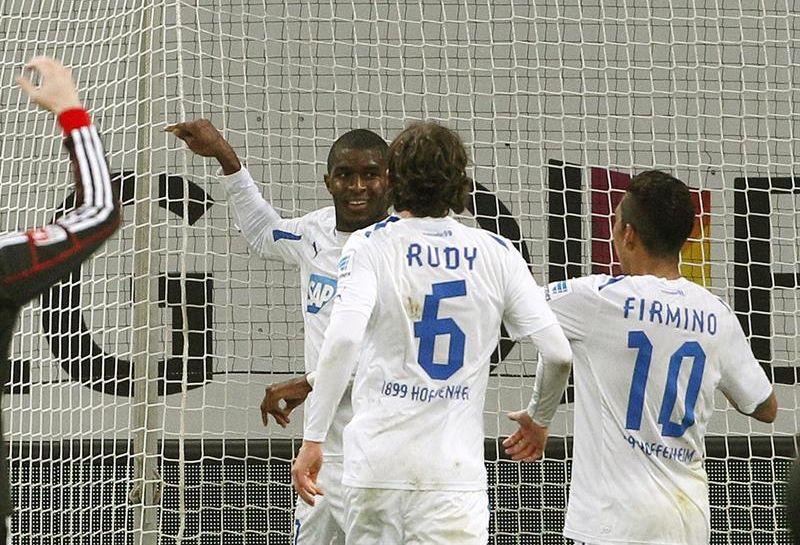 Modeste (esquerda) comemora o gol da vitória do Hoffenheim com Rudy e o brasileiro Roberto Firmino | Roland Weihrauch / EFE