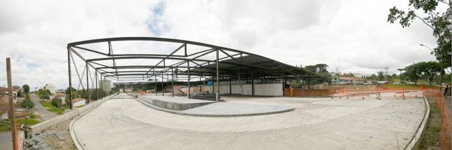 Obras do Terminal Santa Cândida, na capital paranaense, avançaram apenas 30% | Daniel Isolani/Gazeta do Povo