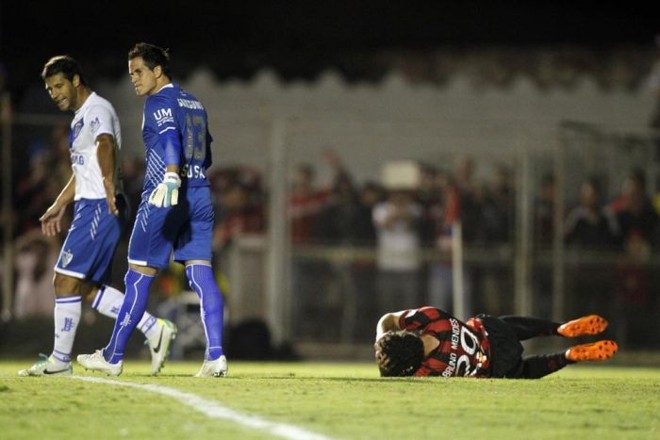 Bruno Mendes lamenta gol perdido do Atlético no primeiro tempo com o Vélez |