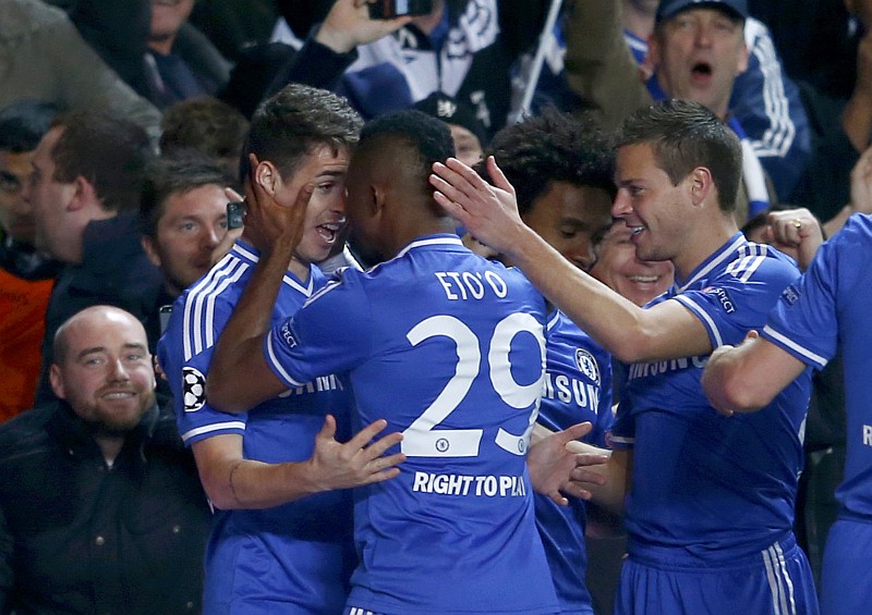 Eto´o abraça Oscar, autor do passe, na comemoração de seu gol | Eddie Keogh / Reuters