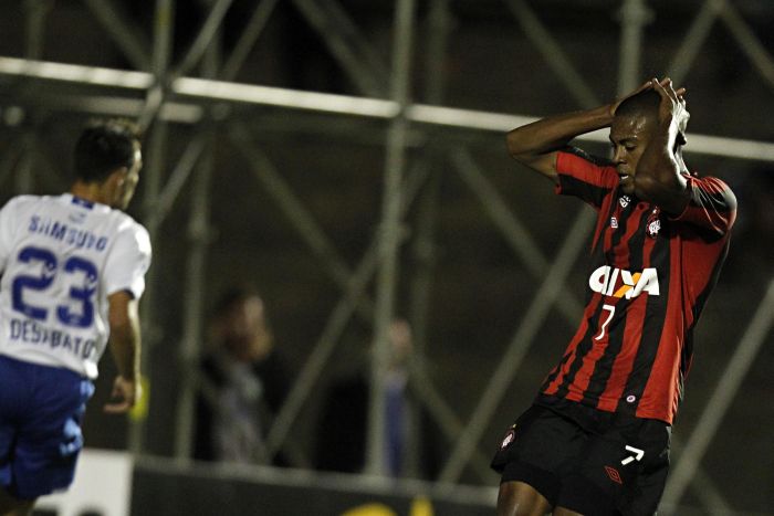 Marcelo entrou no intervalo, mas não foi eficiente para marcar diante do Vélez | Albari Rosa / Gazeta do Povo