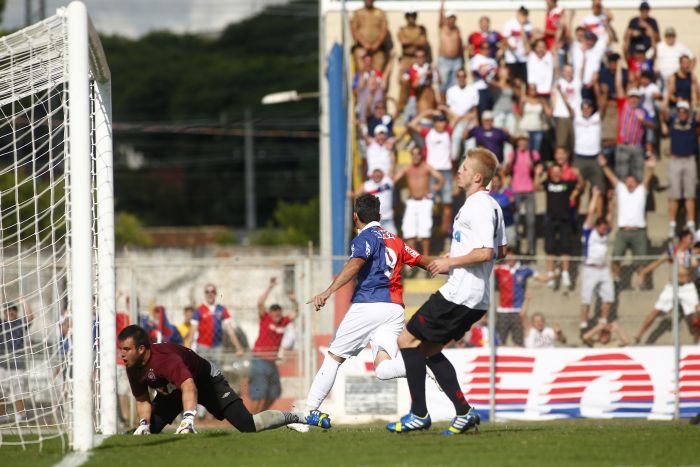 Giancarlo comemora o primeiro gol do Paraná sobre o Atlético | Marcelo Andrade / Gazeta do Povo