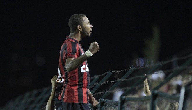 Hernani comemora o único gol do Atlético no clássico contra o Paraná. | 