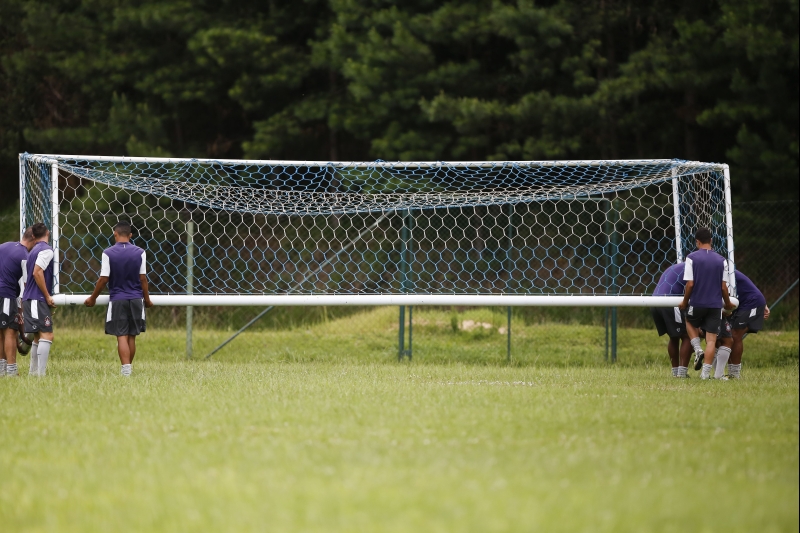 Jogadores do Jotinha durante treinamento: tentando prolongar a vida | Daniel Derevecki / Gazeta do Povo