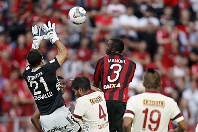 Manoel tenta a jogada de bola alta na área peruana |