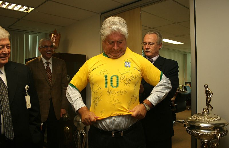 Em 2008, o então governador Roberto Requião veste a camisa da seleção em reunião com Ricardo Teixeira e Mario celso Petraglia | Arquivo GRPCOM