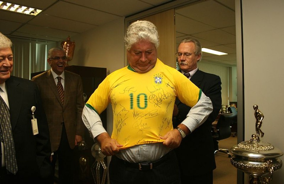 Em 2008, o então governador Roberto Requião veste a camisa da seleção em reunião com Ricardo Teixeira e Mario celso Petraglia | Arquivo GRPCOM