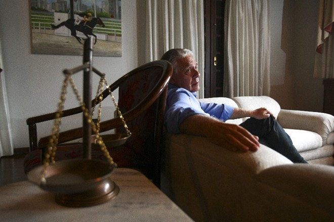 Acima Antonio Carlos Ferreira: