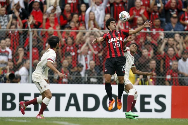 Bruno Mendes domina no peito entre a marcação de dois adversários |