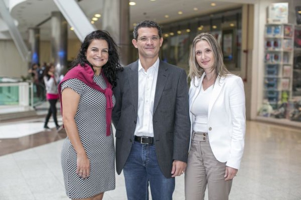 O diretor comercial da editora Vogue Condé Nast, Guilherme Chedid, com a superintendente do Shopping Mueller, Daniela Baruch (à esq.), e a gerente de marketing, Melissa Barbosa, na visita que fez a Curitiba para fechar a realização da segunda edição do Vogue Fashions Night Out | Diego Pisante