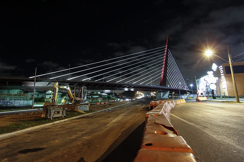 Iluminação do viaduto estaiado foi inaugurada nesta semana | Daniel Castellano / Agência de Notícias Gazeta do Povo