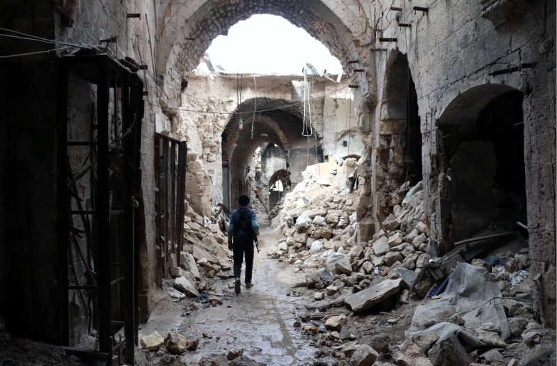 A guerra civil síria levou à destruição de sítios arqueológicos e saques nos museus. Um rebelde em Aleppo | Zein Al-Rifai/Agence France-Presse Getty Image