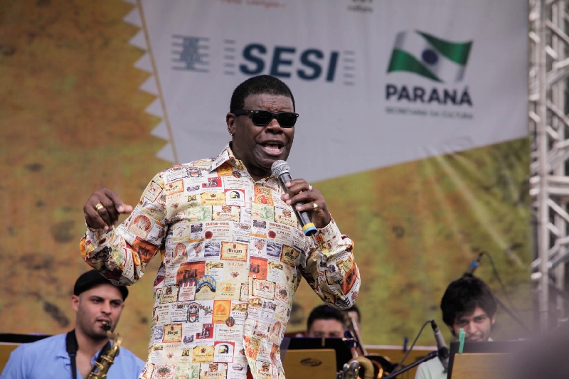 O cantor em novembro de 2012, durante show com a Orquestra à Base de Sopro em Maringá, na Virada Paraná de 2012 | Ivan Amorin/Gazeta do Povo