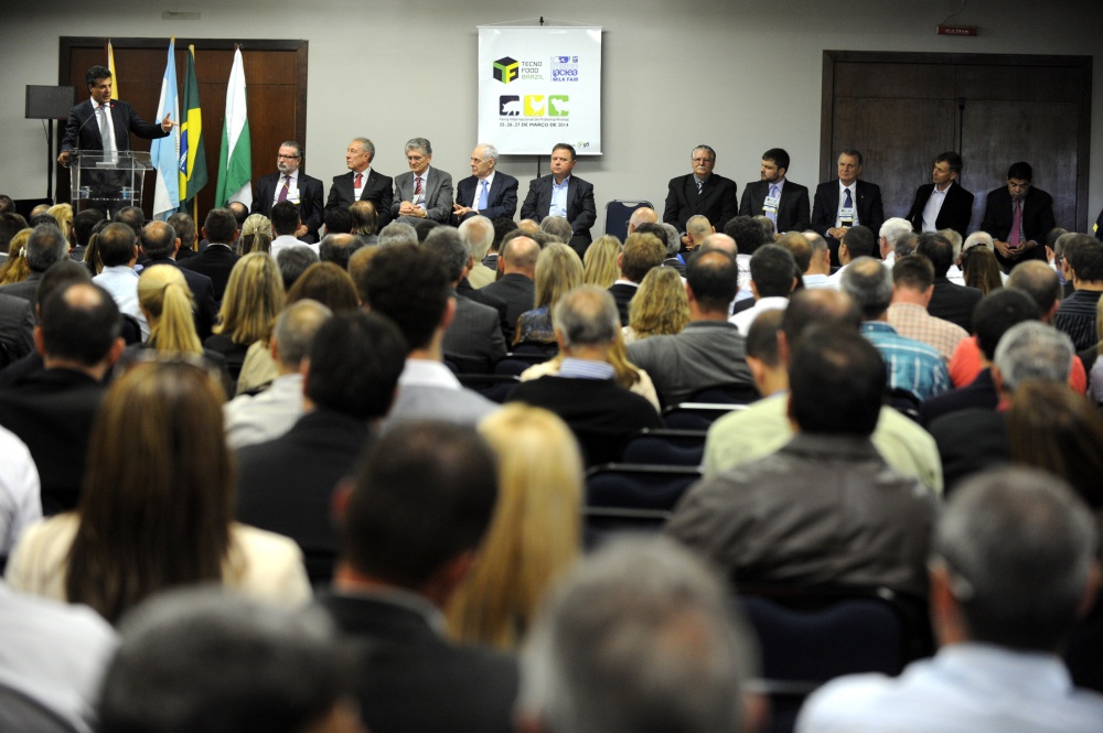 Governador participou da abertura, que teve solenidade de premiação a destaques da indústria. | Ricardo Almeida/anpr