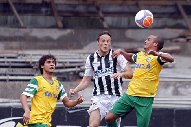 Victor Ferraz e Gil na marcação do Maringá |