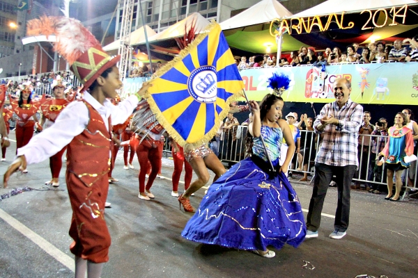 Por algumas horas, Gustavo Fruet deixou na prefeitura as preocupações com a administração da cidade e foi curtir o carnaval curitibano na Marechal Deodoro, sábado à noite. Márcia Oleskovicz Fruet acompanhou o marido e mostrou samba no pé | Diogo Dreyer
