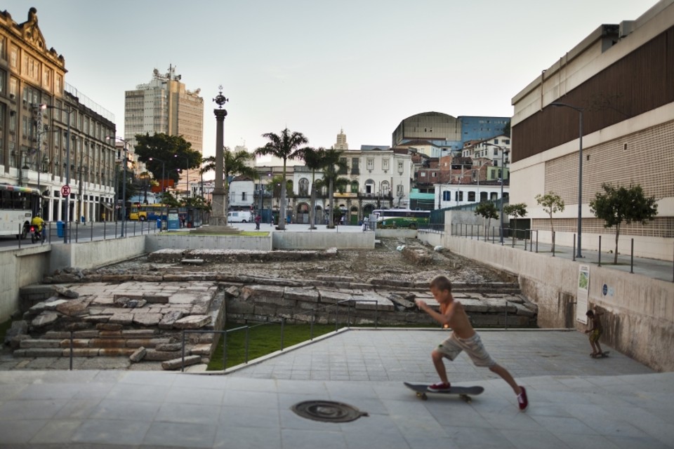 Futuro do Rio esbarra no passado escravista Navios negreiros do século XIX aportavam no enorme cais de pedra do Valongo, desenterrado por arqueólogo nas proximidades do porto do Rio de Janeiro | Lianne Milton / The New York Times