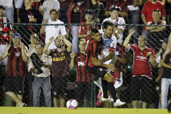 Crislan e Dirceu em disputa de bola no Janguito |